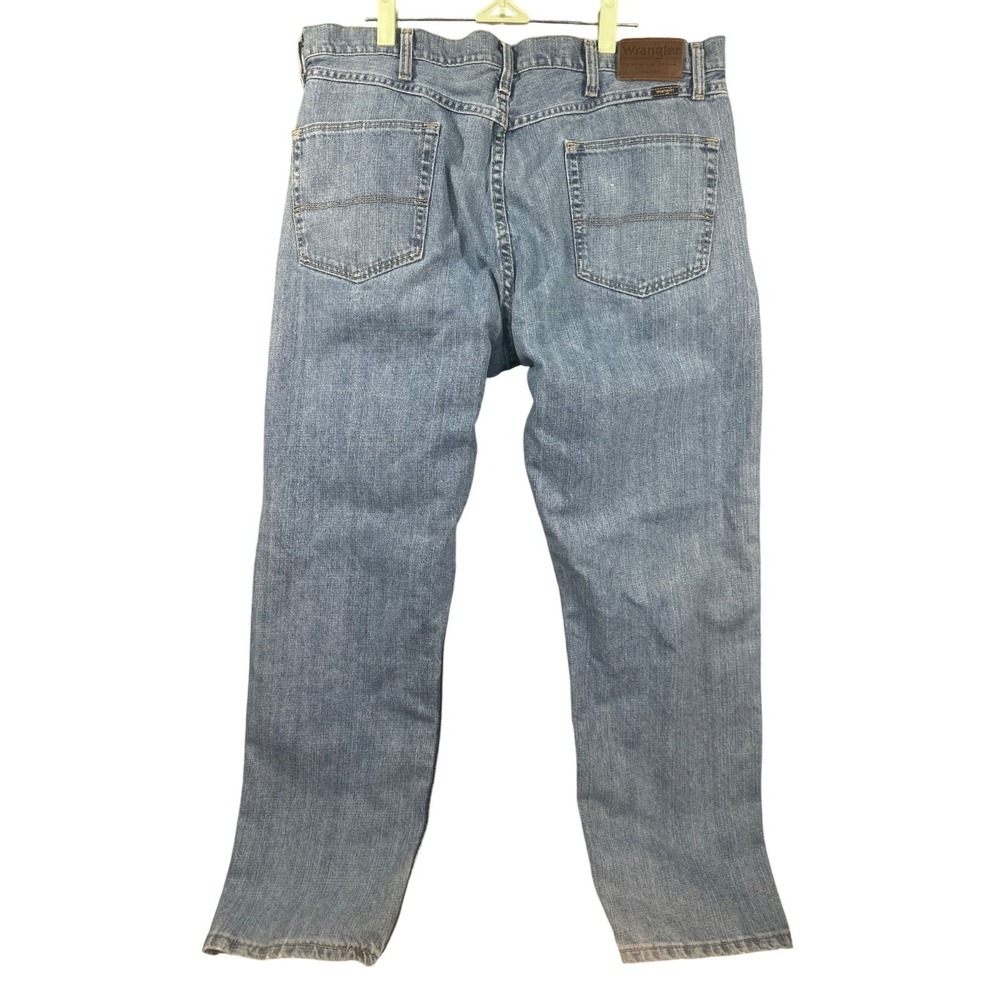 Wrangler Mens 38x30 Regular Fit Jeans Light Wash Straight Leg Zipper Fly Denim - Picture 7 of 8